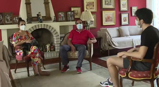 Yonhy Lescano presenta a su esposa e hijo en la tranquilidad del hogar