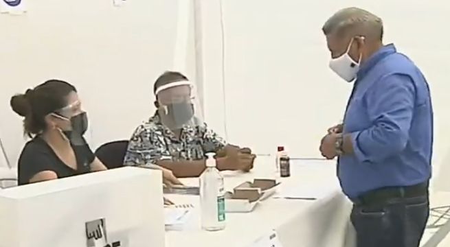 César Acuña emitió su voto en un colegio de San Isidro
