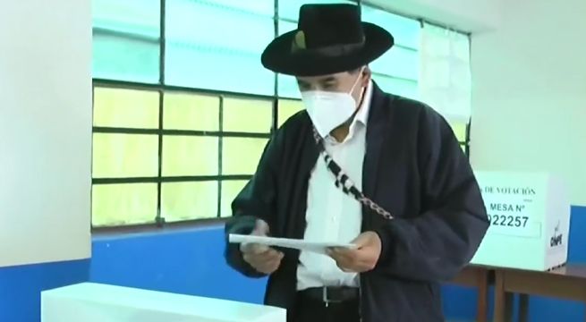 Ciro Gálvez emitió su voto esta tarde en un colegio de Huancayo