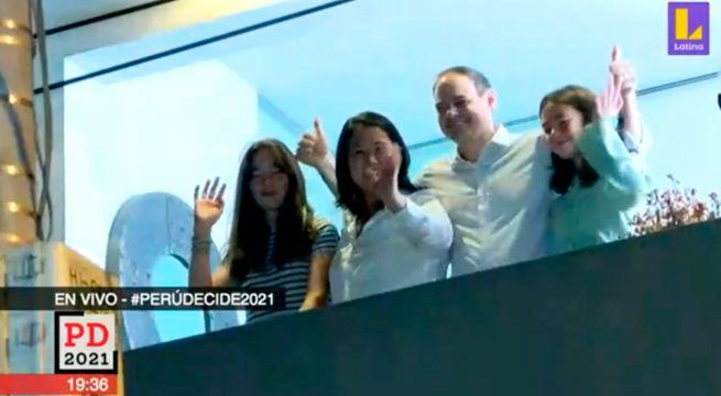 Keiko Fujimori saludó a sus simpatizantes tras cierre de las mesas de votación