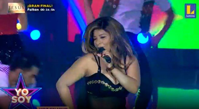 La imitadora de Lisa M nos cantó “Everybody Dancing Now”