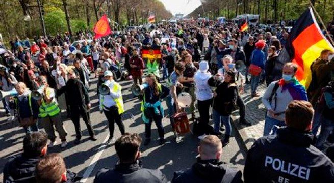 Policía alemana se enfrenta a manifestantes contra las medidas de confinamiento