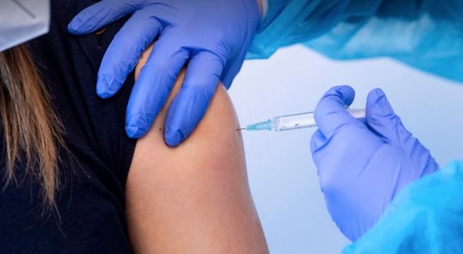 Latinoamericanos viajan a EEUU para vacunarse contra el COVID-19