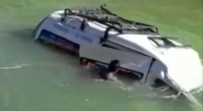Junín: combi con pasajeros cayó al río Mantaro tras chocar con otro vehículo