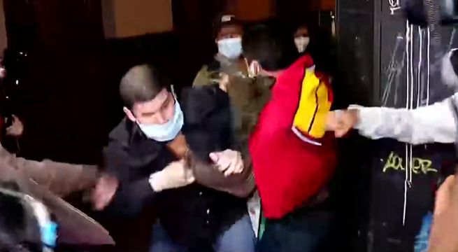 Seguidores de Pedro Castillo y detractores se enfrentaron en exteriores de la Casa del Maestro