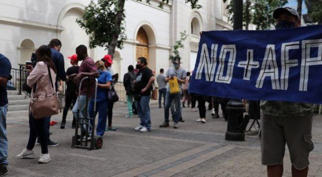Chilenos drenan ahorros para pensiones por impacto de la pandemia