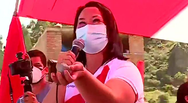 Arrojan piedras a Keiko Fujimori durante un mitin en Huaraz