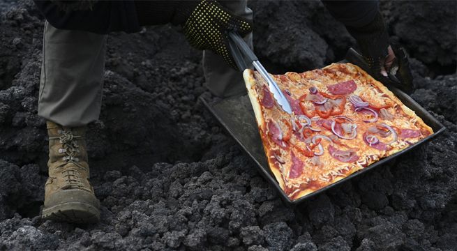 Hombre se hace viral al cocinar una pizza en la lava de un volcán
