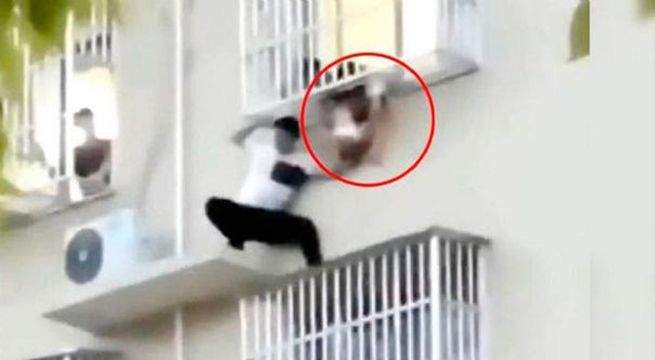 Hombre arriesga su vida para salvar a una niña que colgaba de un sexto piso [VIDEO]