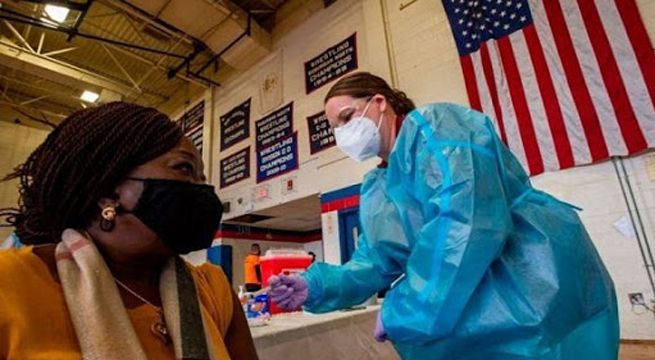 Estados Unidos vacunó al 50% de los adultos y los casos de Covid-19 han disminuido considerablemente