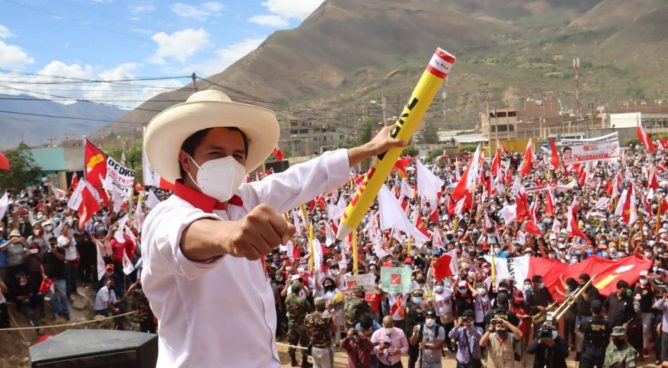 Pedro Castillo supera a Keiko Fujimori al 99.998% de las actas procesadas