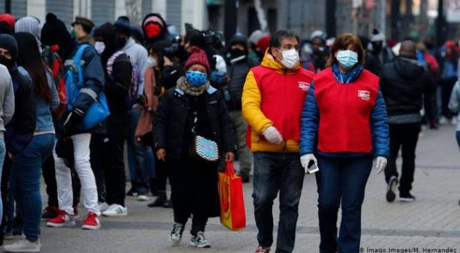 Chile se mantiene presionado por alza en contagios de coronavirus pese a masivo programa de vacunación