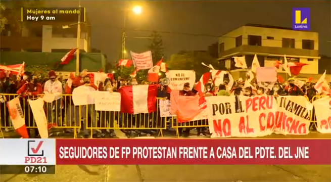 Seguidores de Fuerza Popular protestan frente a la casa del presidente del JNE
