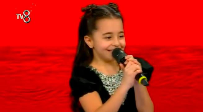 Así fue la participación de Beren Gökyildiz, actriz de ‘Todo por mi Hija’, en el programa ‘La Voz’ de Turquía