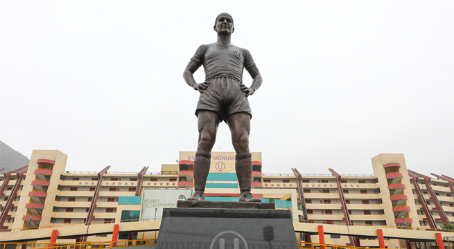 Universitario de Deportes presentó a la nueva estatua de Lolo Fernández