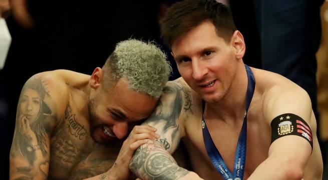 Lionel Messi y Neymar se confunden en un abrazo tras la final de la Copa América [Fotos]