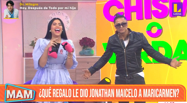 Jonathan Maicelo obsequia unos guantes de box a la bebé de Maricarmen Marín