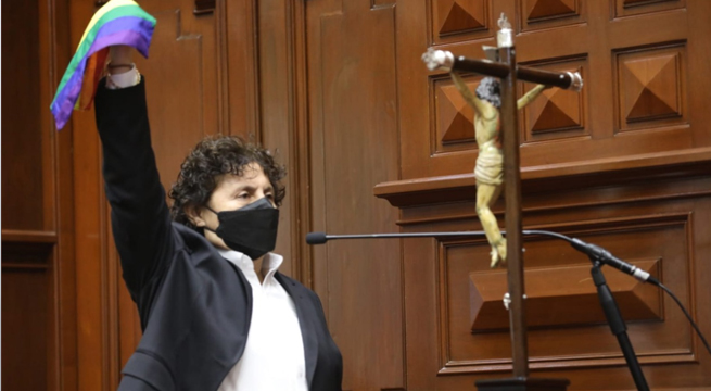 Susel Paredes jura como congresista portando la bandera LGTBIQ+