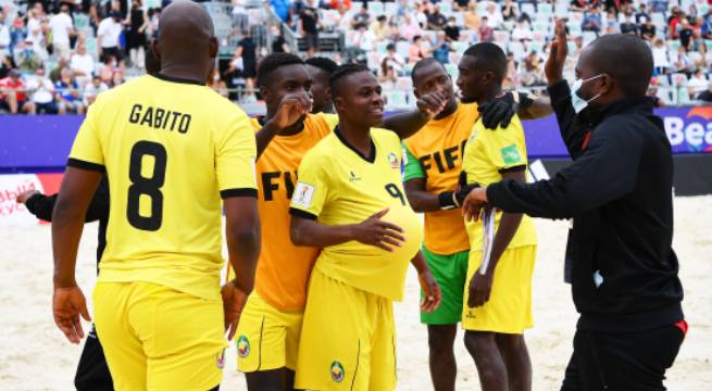 Japón clasifica a cuartos y Mozambique hace historia