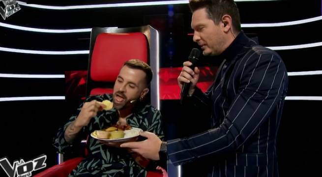 Mike Bahía comió pollada en plena transmisión de La Voz Perú