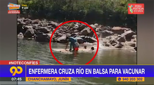 Enfermera cruza río en balsa para vacunar en Chanchamayo