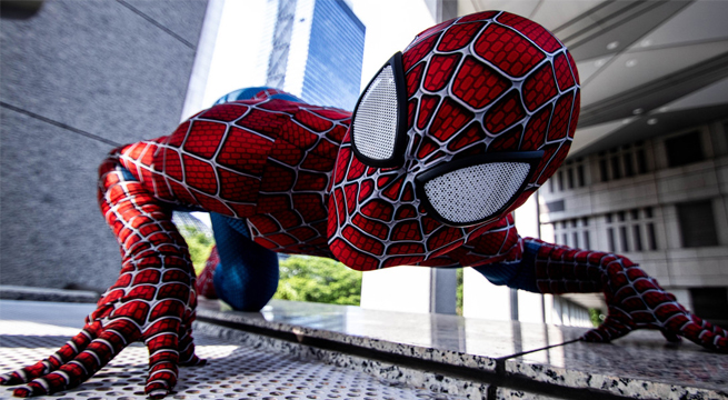 Joven ingeniero crea un lanzador de 'telaraña' que permite columpiarse como Spider-Man