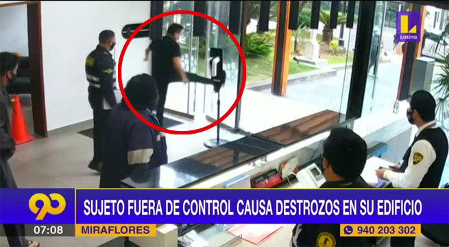 Sujeto fuera de control causa destrozos en un edificio de Miraflores