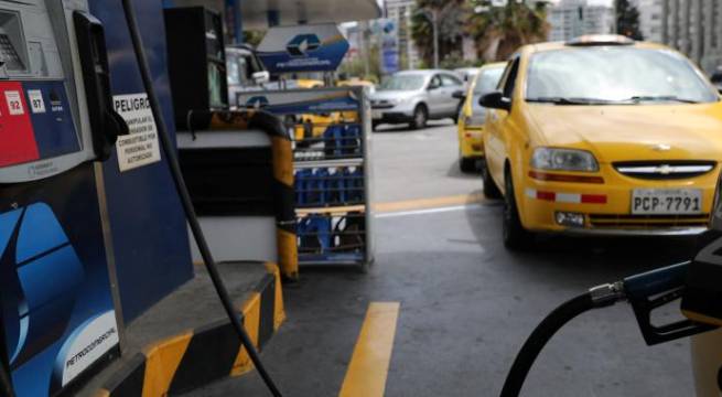 Manifestantes en Ecuador bloquean algunas carreteras en protesta por precio de combustibles