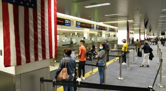 Estados Unidos levantará las restricciones desde el 8 de noviembre a viajeros extranjeros vacunados