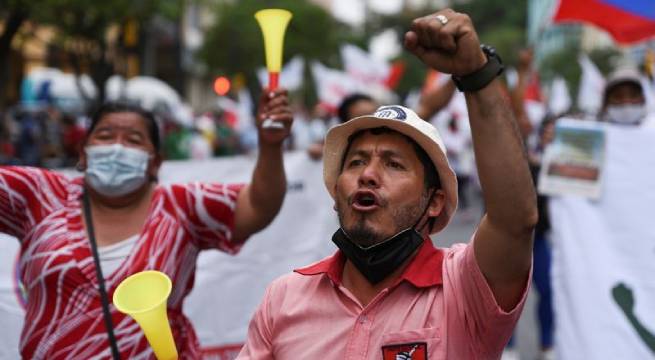 Presidente Ecuador llama al diálogo en segundo día de protestas por el precio de los combustibles