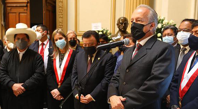 Guerra García: “Ya quisiéramos muchos congresistas tener el sueldo de un ministro”