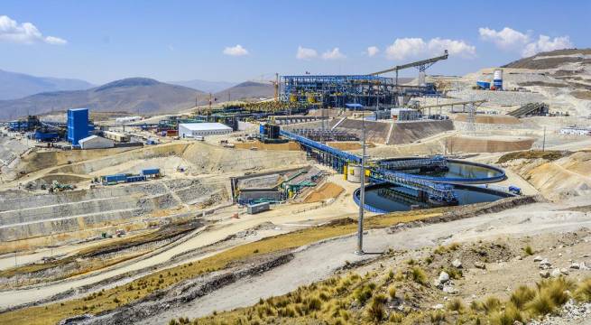 Comunidad bloquea una vez más vía de transporte de mina de cobre Las Bambas
