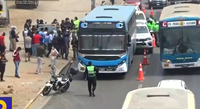 Joven muere al caer de bus 