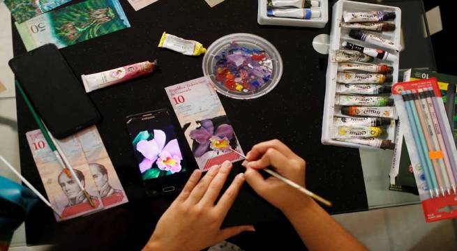 Artista venezolana le devuelve valor a viejos billetes