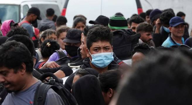 Autoridades mexicanas hallan 600 migrantes en dos trailers