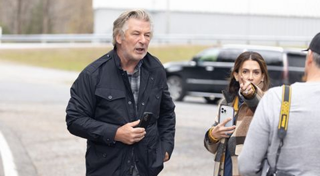 El abogado de armera de 'Rust' sugiere un sabotaje en el plató de Baldwin