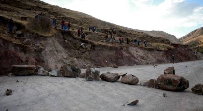 Mina Cerro Lindo suspende operaciones por bloqueo de una carretera de acceso