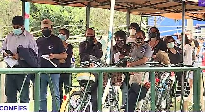 Grandes colas en vacunatorios tras decisión de adelantar tercera dosis