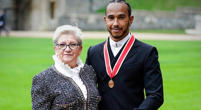 El heptacampeón mundial de F1, Lewis Hamilton, recibe el título de caballero