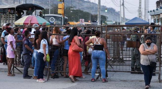 Presidente de Ecuador crea comisión para enfrentar violencia en cárceles