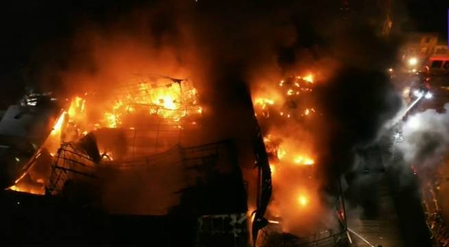 Dron de Latina registra incendio en Mesa Redonda desde el aire