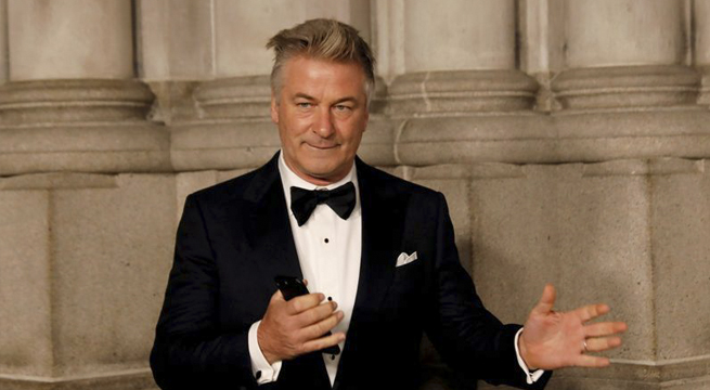 Alec Baldwin dice que no sabe cómo llegó una bala real al set de película 
