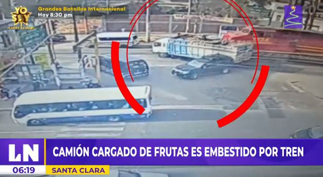 Ate: así fue el impacto de un tren que embistió a un camión cargado de frutas