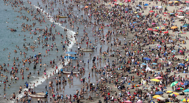 Minsa advierte que gotículas de saliva de infectados pueden esparcirse en playas