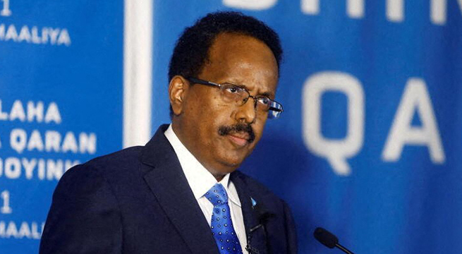 Presidente de Somalia suspende al primer ministro tras acusarlo de saquear tierras