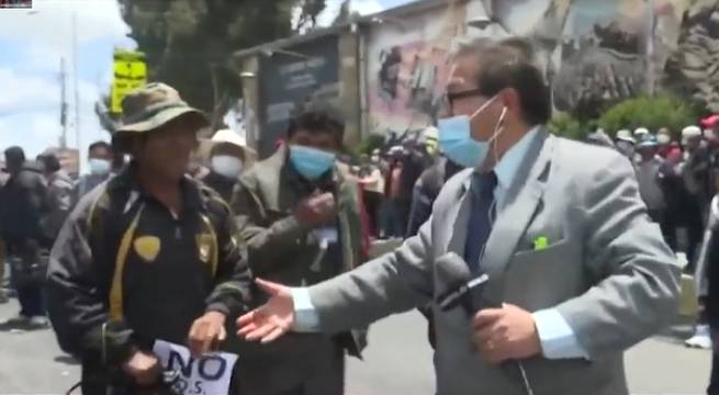 Grupos de antivacunas agreden a periodista