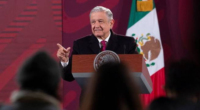 Presidente de México muestra cómo se chequea tras contagiarse otra vez con Covid-19