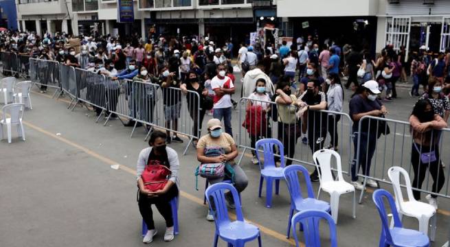 Perú reporta récord semanal con 70.000 contagios por ómicron durante tercera ola
