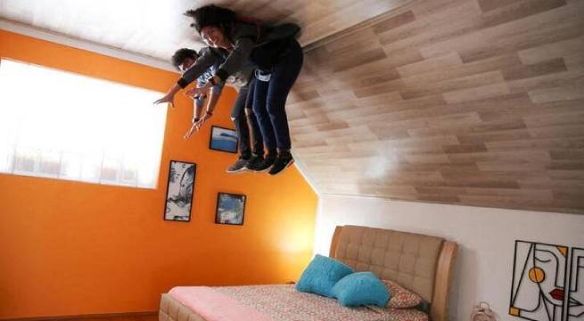 Una casa al revés captura la imaginación de turistas en Colombia