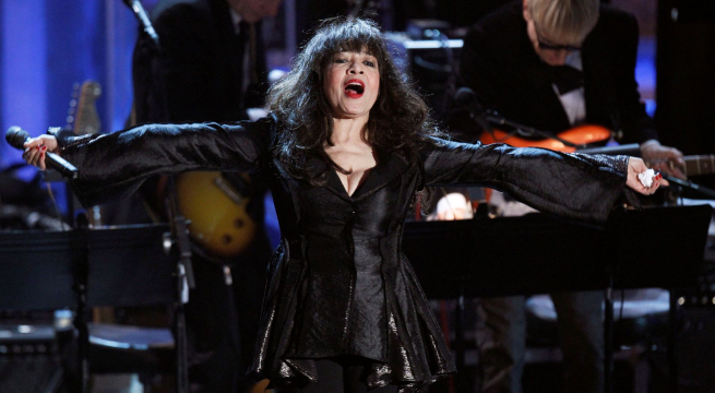 Ronnie Spector, miembro del icónico grupo que cantaba 